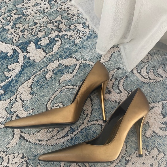 Gorgeous gold Stuart Weitzman pointy toes pumps. ABSOLUTELY stunning and elegant - Picture 3 of 8